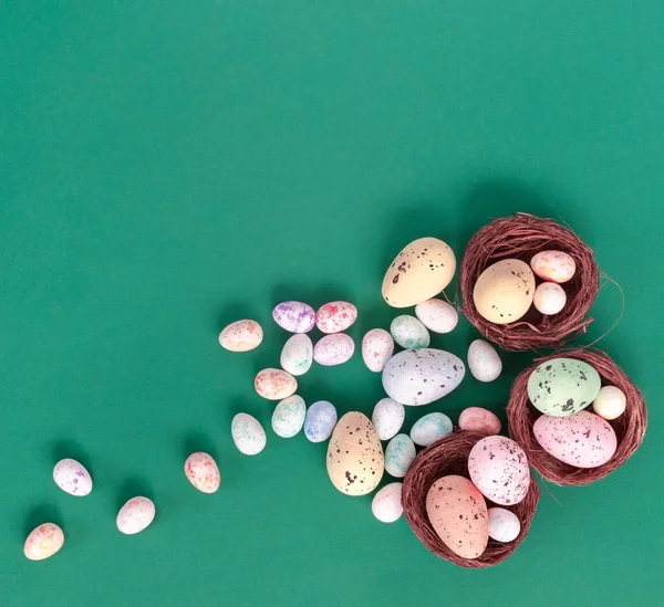 紙の緑の背景にカラフルな卵と美しいイースターカード — ストック写真