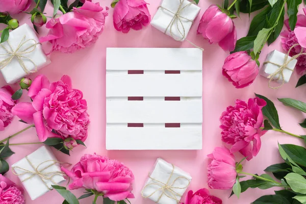一束漂亮的粉色牡丹 礼品盒装在纸包装中 — 图库照片