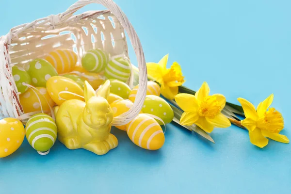 Красивая Пасхальная Открытка Красочными Яйцами Желтыми Нарциссами Забавным Кроликом Бумажном — стоковое фото