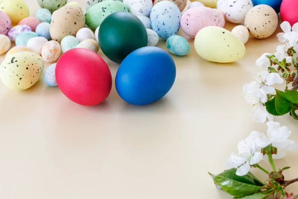 Prachtige Paaskaart Met Kleurrijke Eieren Kersentakken Papieren Beige Achtergrond Bloemen — Stockfoto