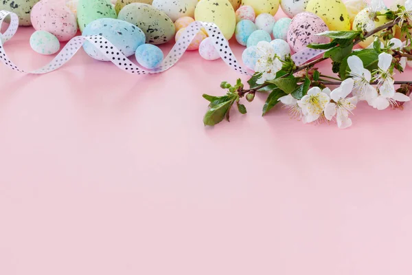 Prachtige Paaskaart Met Kleurrijke Eieren Kersentakken Papieren Roze Achtergrond Bloemen — Stockfoto