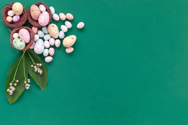 Belo Cartão Páscoa Com Ovos Coloridos Lírios Delicados Vale Sobre — Fotografia de Stock