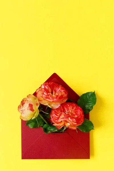Открытка Красным Конвертом Розовыми Цветами Роз День Матери День Рождения — стоковое фото