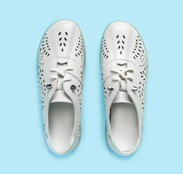 Lichtwitte Vrouwelijke Schoenen Een Blauwe Achtergrond Flat Lay Bovenaanzicht Trendy — Stockfoto