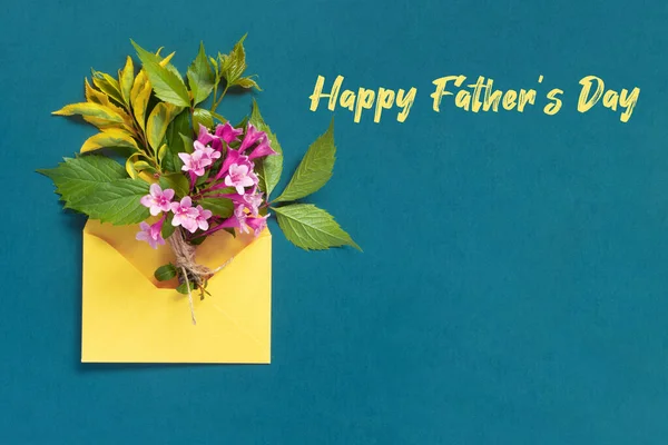 蓝色背景上美丽的粉红色紫苏花花束 信封和信上都印有 父亲节快乐 最低限度概念背景 — 图库照片