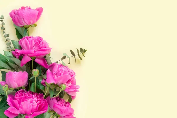 Bouquet Belles Pivoines Roses Sur Fond Papier Délicat Concept Minimal — Photo