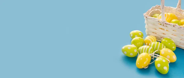 Concepto Dulce Símbolos Pascua Color Amarillo Verde Huevos Cesta Sobre — Foto de Stock