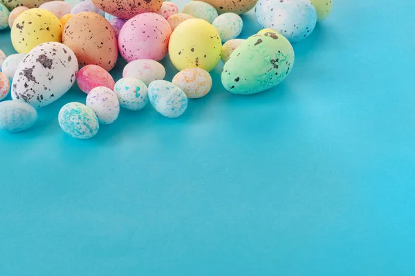Hermosa Tarjeta Pascua Con Huevos Colores Sobre Papel Fondo Azul —  Fotos de Stock