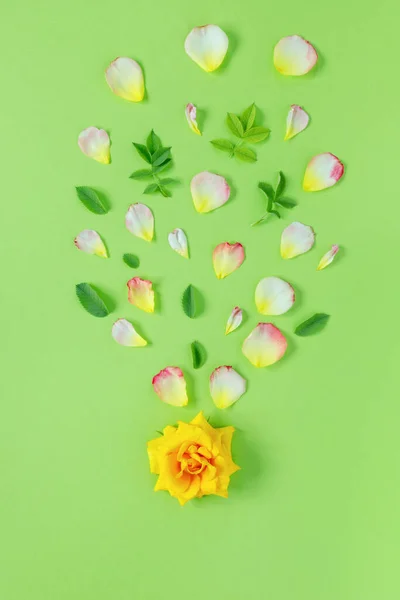 Bloemen Arrangement Web Banner Met Gele Rozen Bladeren Groene Tafel — Stockfoto