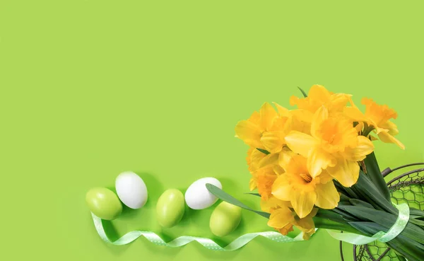 Boeket Gele Narcissen Met Paaseieren Een Groene Achtergrond Feestelijke Paasvlag — Stockfoto