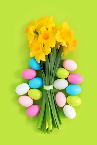 Huevos Pintados Multicolores Pascua Con Narcisos Amarillos Sobre Fondo Papel — Foto de Stock