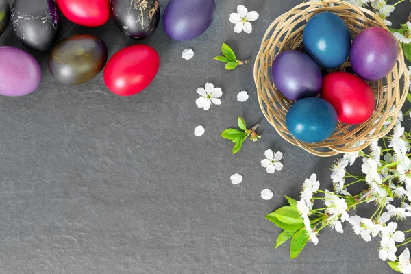 Ninhos Galinha Com Ovos Páscoa Pintados Mesa Escura Cartão Felicitações — Fotografia de Stock
