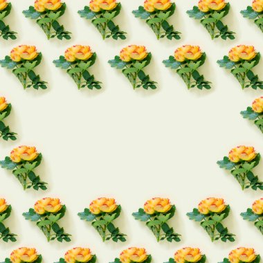 Çiçekler sevgililer günü kompozisyonu. Yeşil arkaplanda pembe gülden yapılmış çerçeve.