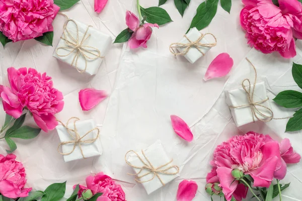 精美精致的粉红牡丹衬托在复古包装纸上 最小的概念背景 模板包装纸的文字 概念上的春旗 — 图库照片