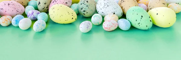 Mooie Paaspandoek Met Kleurrijke Eieren Papieren Groene Achtergrond — Stockfoto