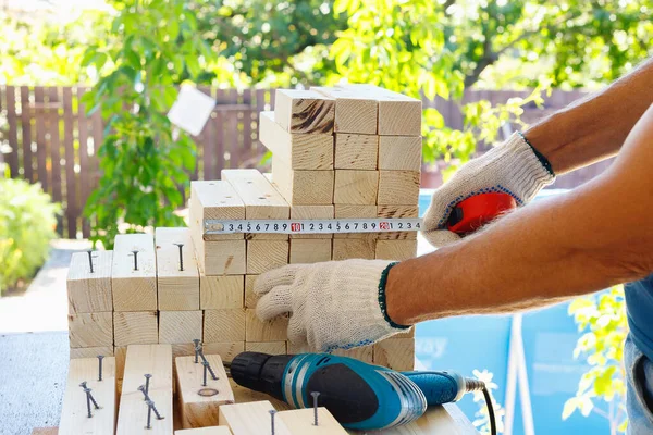 Master Ebanista Hace Muebles Madera Con Taladro Clavos Martillo Taller — Foto de Stock