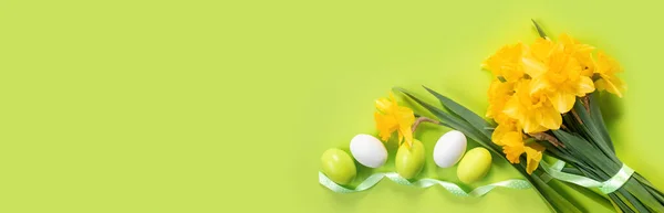 Profumo Narcisi Gialli Con Uova Pasqua Fondo Verde Bandiera Pasqua — Foto Stock
