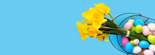 Mand Met Paaseieren Boeket Gele Narcissen Blauwe Papieren Achtergrond Flat — Stockfoto