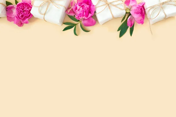 Букет Красивых Розовых Пионов Подарочными Коробками Оберточной Бумаге Желтом Фоне — стоковое фото