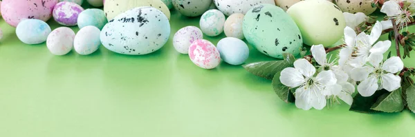 Krásná Velikonoční Karta Barevnými Vejci Třešňovými Větvemi Papírově Zeleném Pozadí — Stock fotografie
