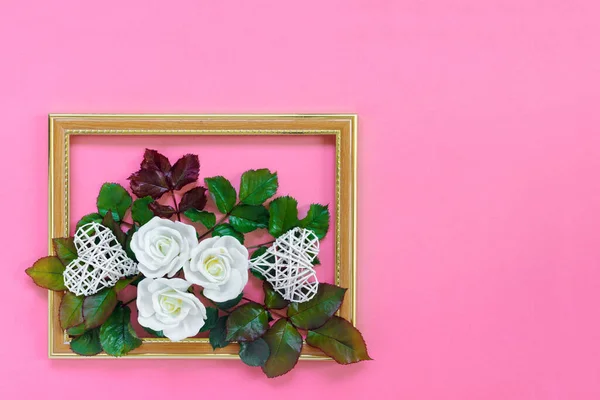 バレンタインデーには 鮮やかなピンク色の壁にヴィンテージの木製フレームに緑の葉と心を持つ美しい白いバラ 創作グリーティングカード — ストック写真