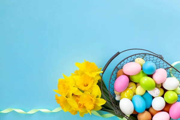 Cesta Con Huevos Pascua Ramo Narciso Amarillo Sobre Fondo Papel —  Fotos de Stock