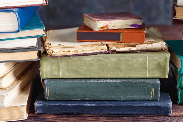 Montón Libros Antiguos Época Estante Madera Biblioteca Escuela Para Leer —  Fotos de Stock