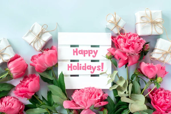 Ramo Hermosas Peonías Rosadas Con Cajas Regalo Papel —  Fotos de Stock