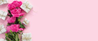 Bir buket güzel pembe şakayık ve hediye paketleri. Tebrikler ya da davetiyeler için pankart.