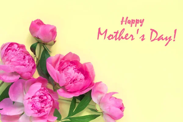 Beautiful Bouquet Flowers Delicate Peony Yellow Background Inscription Happy Mother — Fotografia de Stock