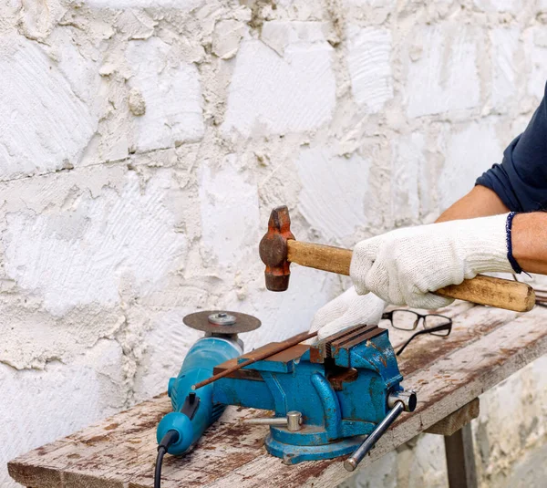 Εργαζόμενος Κάνει Επισκευές Ηλεκτρικά Εργαλεία Σφυρί Και Πένσα Στην Πίσω — Φωτογραφία Αρχείου