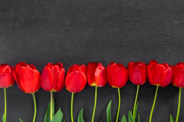 Bouquet Beautiful Red Tulips Black Granite Monument Empty Space Text — Stock Photo, Image