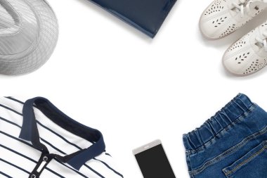 Telefon ve şapkayla izole edilmiş beyaz arka planda tatil kıyafetleri. Düz konum, üst görünüm, kopyalama alanı.