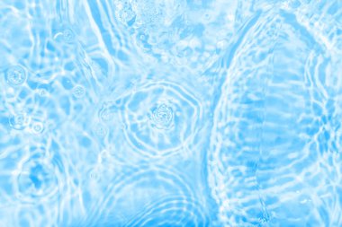 Su panoramik afişi. Su dokusu; su yüzeyinde halkalar ve dalgalanmalar. Spa konsepti geçmişi. Düz konum; üst görünüm; boşluğu kopyala; kopyalama alanı ile bileşim.