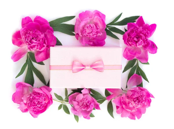 Bouquet Von Schönen Rosa Pfingstrosen Mit Geschenkschachteln Verpackung Auf Weißem — Stockfoto