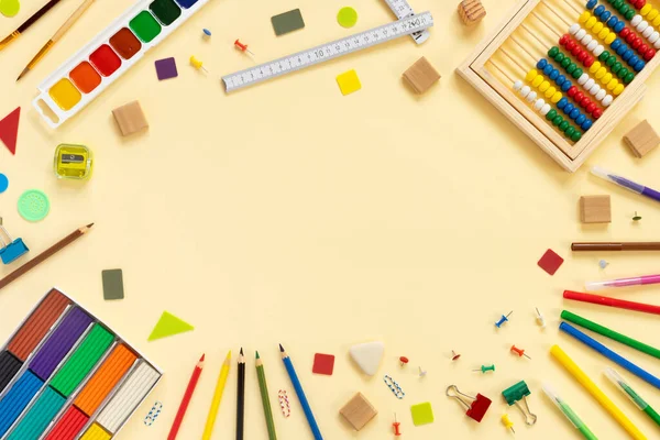 学校やオフィス用品のセット 多色の塗料 プラスチック ボタン はさみ 紙ベージュの背景に定規 — ストック写真