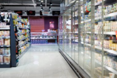 Soğuk depolama marketinde konserve gıda ürünleri.