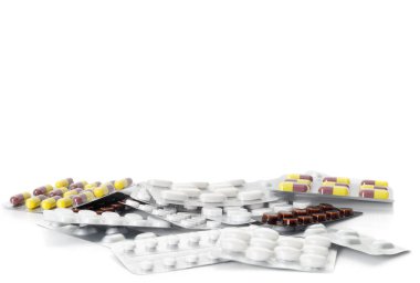 Coronavirus, kişisel koruyucu ekipman. Virüs ve grip için ilaçlar. Tıbbi maske, ilaç. Beyaz arkaplanda izole.