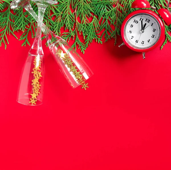 Alarm Clock Tree Branches Glasses Champagne Red Paper Background Minutes — Stockfoto