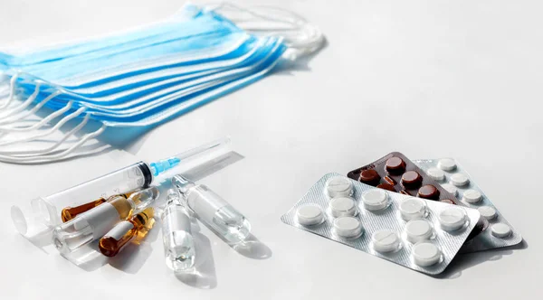 코로나 바이러스 바이러스와 약이야 의료용 마스크 의약품 주사기 — 스톡 사진