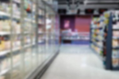 İç görünüş soğuk depolama marketinde konserve gıda ürünleri. Bulanık arkaplan