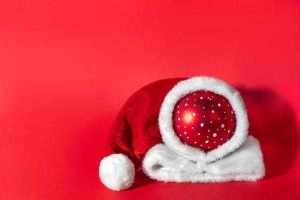 Pelota Navidad Multicolor Sombrero Santa Claus Sobre Fondo Rojo Símbolo — Foto de Stock