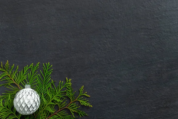 黑色背景的白色圣诞玩具球 节日糖果和新年树枝 — 图库照片