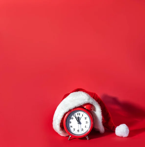 Relógio Vermelho Com Chapéu Pai Natal Hora Conceito Compras Natal — Fotografia de Stock