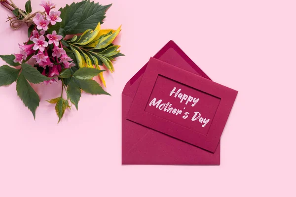 为母亲节设计的带有粉色紫苏花的贺卡带复制空间和文字的创意设计 — 图库照片
