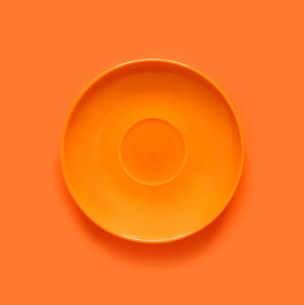 Platos Naranjas Sobre Mesa Naranja Imagen Minimalista Monocromática Estilo Hipster —  Fotos de Stock