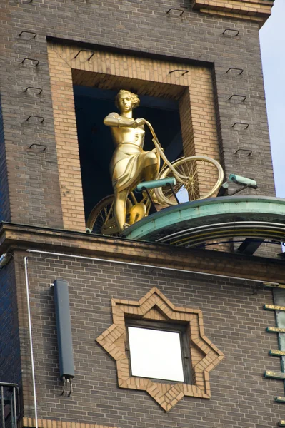 Mulher ciclista — Fotografia de Stock