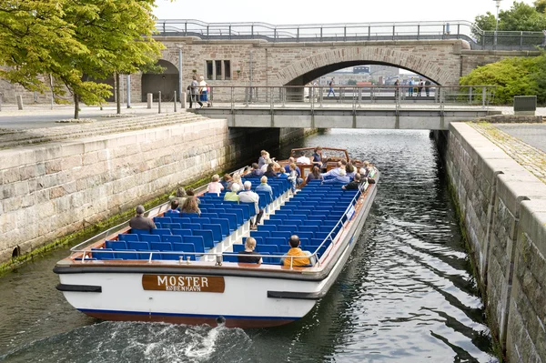 Човен туристів в Копенгагені — стокове фото