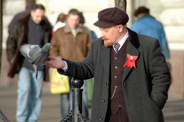 Lenin and pigeon — Stock Photo, Image
