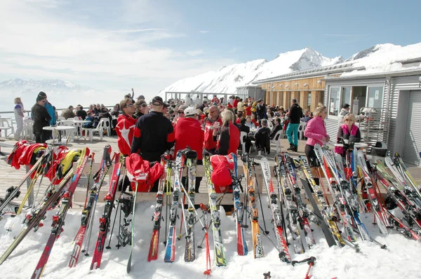 Skidåkare på bergets topp — Stockfoto